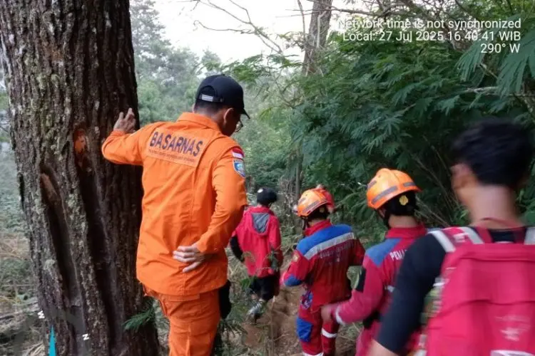 Alami Cedera Ringan, Tim SAR Evakuasi Dua Pendaki Remaja Terjatuh di Gunung Puntang