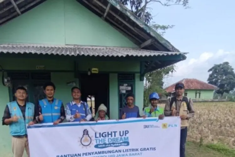 Kobarkan Semangat Kemerdekaan, PLN Wujudkan Mimpi Terang Emak Elom di Cianjur Selatan