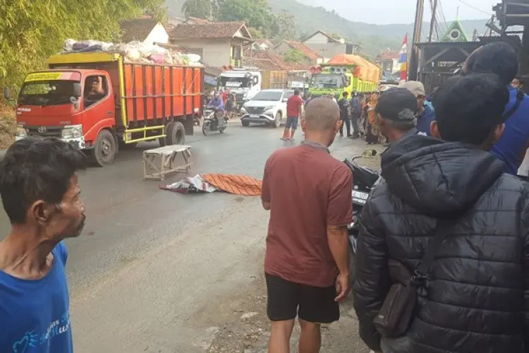 Nekat Salip dari Kiri, Seorang Pengendara Motor Tewas Terlindas Truk di Cipatat Bandung Barat