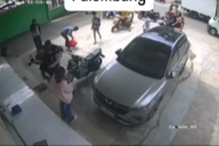 Viral! Detik-detik Wanita Ditembak Saat Pergoki Aksi Pencurian Motor di Palembang