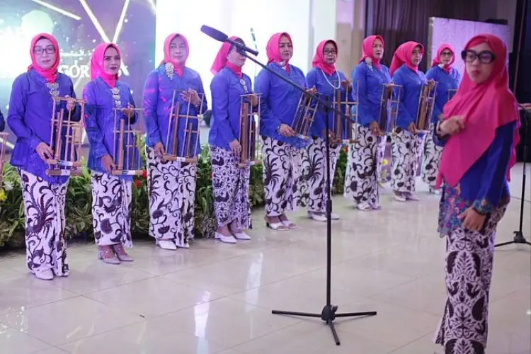 Angklung Tak Hanya Jadi Media Hiburan Ibu - Ibu Iwapi, Tetapi Juga Sebagai Pengasah Otak Kanan 
