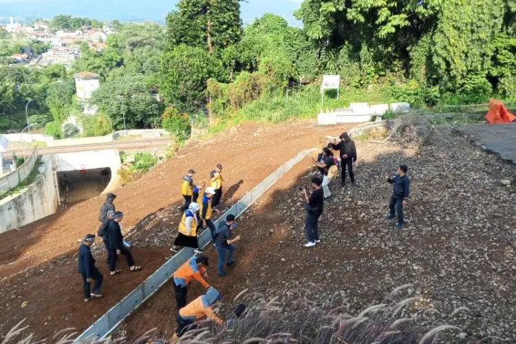 Dedie Tinjau Penanganan Longsor Batutulis, Hasilnya Penanganan Lambat dan Pekerja Tidak pakai APD