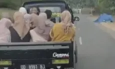 Viral! Mobil Pickup Bermuatan Ibu-Ibu dan Anak-Anak Terbalik di Gowa