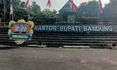 Ultah ke 54 Bupati Dadang Dikirim Karangan Bunga dari Para Korban PT. BDS
