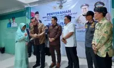 Dihadiri Komisi II DPR RI Dede Yusup ATR/BPN Serahkan Sertipikat PTSL pada Warga Desa Panyocokan Ciwidey