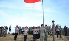 Polda Jabar Kibarkan Merah Putih di Puncak Gunung Ciremai
