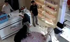 Viral! Pemilik Toko di Surabaya Didatangi Ibu-Ibu Minta Sumbangan untuk 17 Agustus