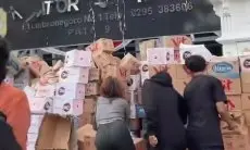 Viral Warga Ambil Air Mineral Usai Aksi Protes di Kantor Bupati Pati