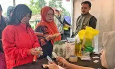 Hujan Deras tak Surutkan Warga Serbu Bazar Murah Bandung