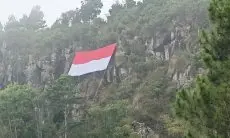 Jadi Saksi Sejarah, Bendera Merah Putih Berukuran Raksasa Berkibar di Gunung Batu Lembang 