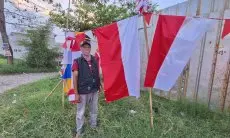 Bertani Sambil Jualan Bendera, Iwan Tak Menyerah di Tengah Sepinya Pasar