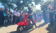 Menyusuri Jalan Cimahi, Ratusan Vespa Klasik Ikuti Konvoi Kirab Merah Putih di Momen HUT ke-80 RI