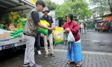 Hujan Deras Tak Halangi Warga Kota Bandung Serbu Bazar Murah