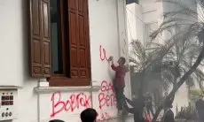 Aksi Demo di Balai Kota diwarnai Aksi Vandalisme Bangunan Cagar Budaya