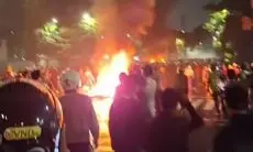 Momen Menegangkan saat Massa Geruduk Markas Brimob Usai Driver Ojol Tewas Dilindas Rantis