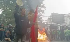 Aksi Massa di DPRD Jabar Ricuh, Massa Lempari Molotov Hingga Bakar Kendaraan Aparat
