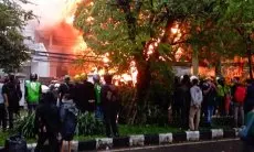 Situasi Demonstrasi Makin Tak Terkendali, Massa Bakar Eks Rumdin Wagub Jabar