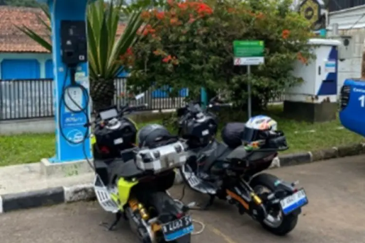 Maknai Perayaan Kemerdekaan, PLN UID Jabar Perkuat Kedaulatan Energi Lewat Jaringan SPKLU Hingga Pelosok