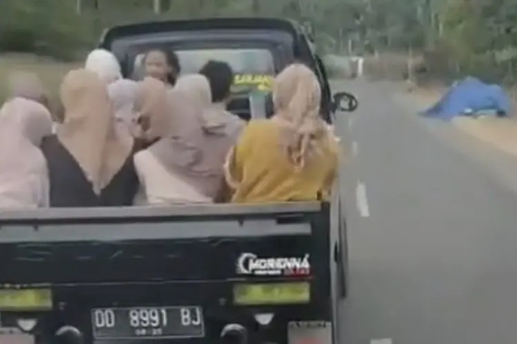 Viral! Mobil Pickup Bermuatan Ibu-Ibu dan Anak-Anak Terbalik di Gowa