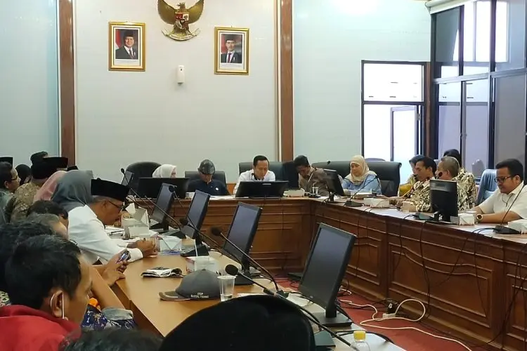 Tiap Tahun Banjir Rob,  Desa Ambulu Terancam Tenggelam