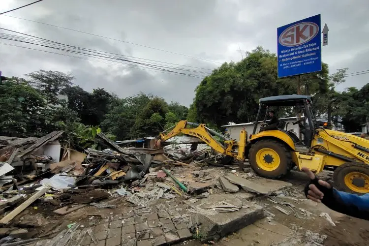 Tiga Kali Surat Teguran Tak Direspon, Satpol PP Bongkar 11 Bangunan Liar di Bogor Timur