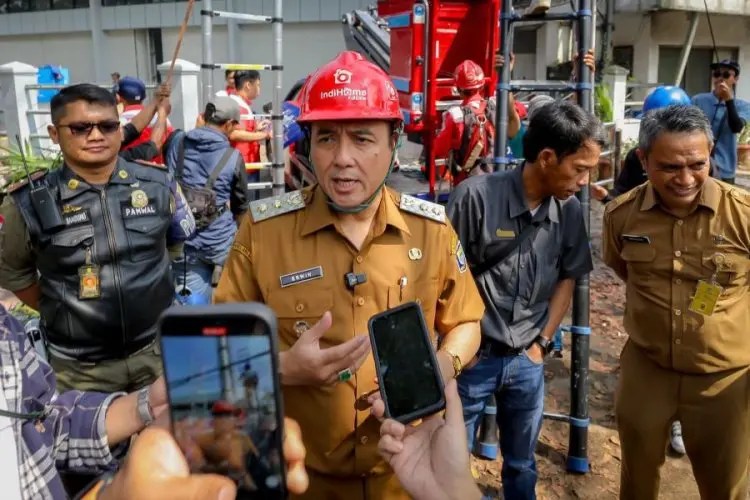 Diskominfo Kota Bandung Tangani Aduan Kabel Udara Menjuntai di Jalan Laswi