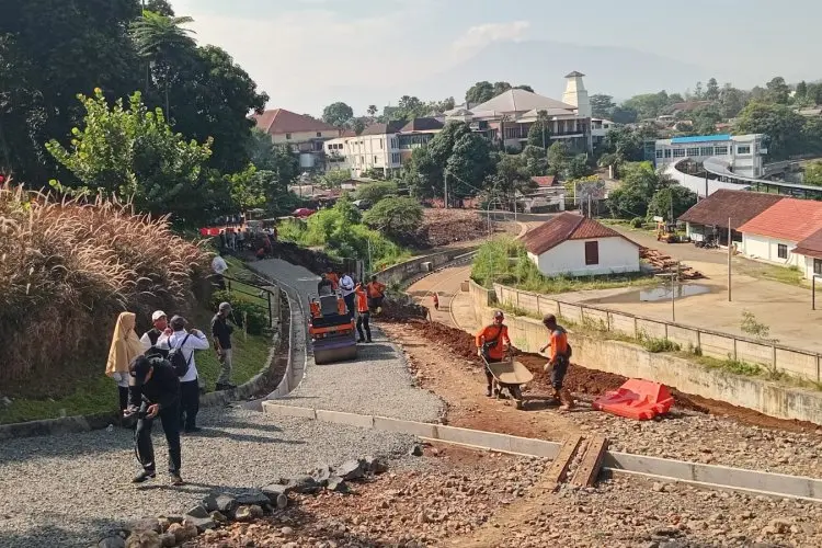 Target Dua Pekan Rampung, Jalan Darurat Roda Dua Batutulis Lagi dalam Pengerjaan