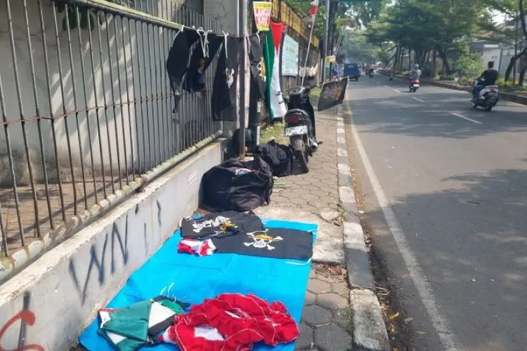 Dipandang Provokasi oleh Pemerintah dan Aparat, Bendera Jolly Roger Bawa Berkah bagi Pedagang di Cimahi