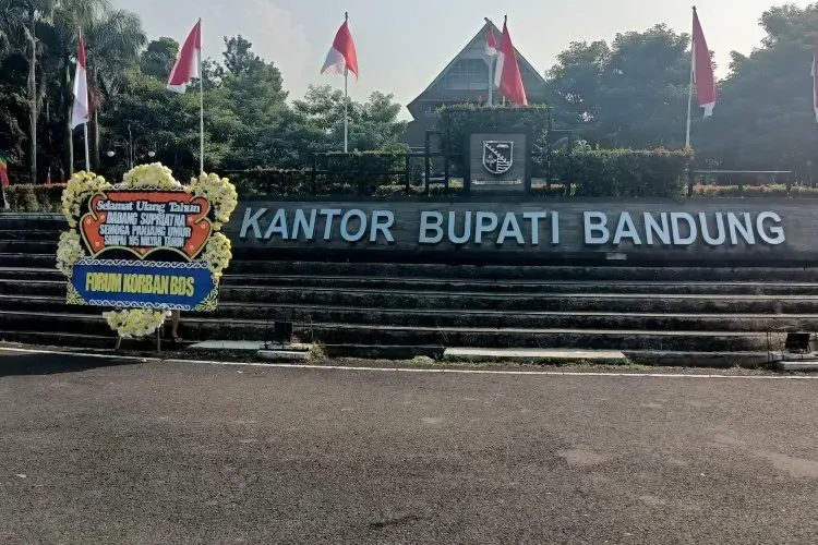 Ultah ke 54 Bupati Dadang Dikirim Karangan Bunga dari Para Korban PT. BDS