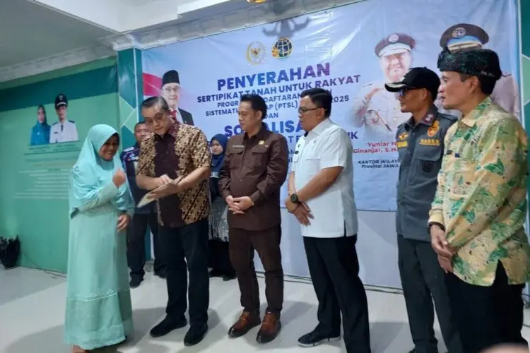 Dihadiri Komisi II DPR RI Dede Yusup ATR/BPN Serahkan Sertipikat PTSL pada Warga Desa Panyocokan Ciwidey