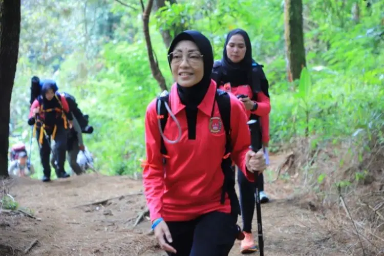 Ketua Bhayangkari Jabar Tuntaskan Pendakian Gunung Ciremai