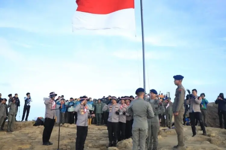 Polda Jabar Kibarkan Merah Putih di Puncak Gunung Ciremai