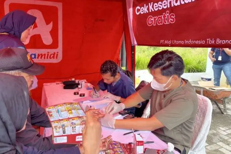 Ratusan Masyarakat Maksimalkan Cek Kesehatan Gratis di Alfamidi Podomoro Super Bandung
