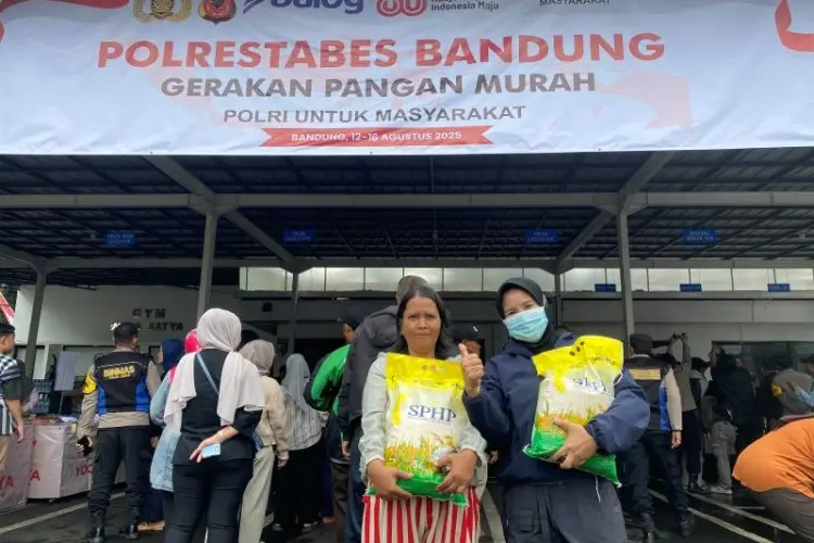 Bukan Sekadar Beras, Tapi Perhatian: Haru di Balik Gerakan Pangan Murah Polrestabes Bandung