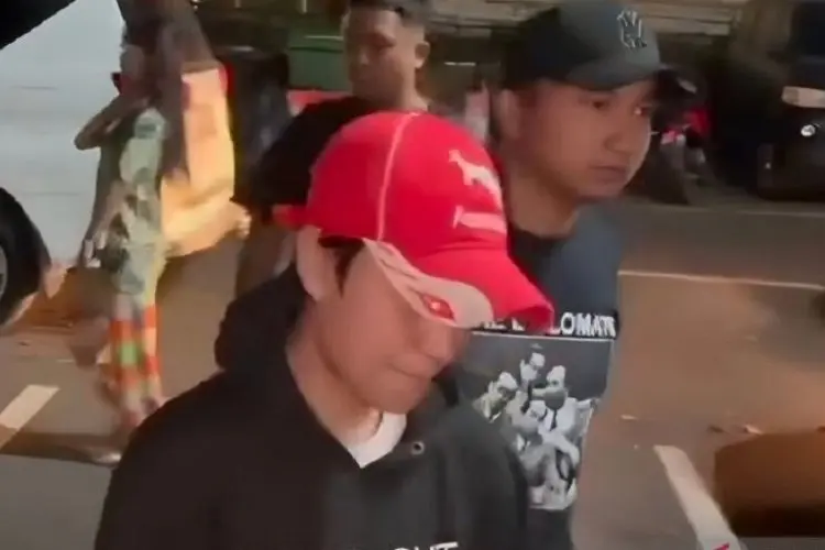 Tahu Polisi Datang, Wanita Cileungsi Pencuri Taksi Online Ini Ngumpet di Plafon