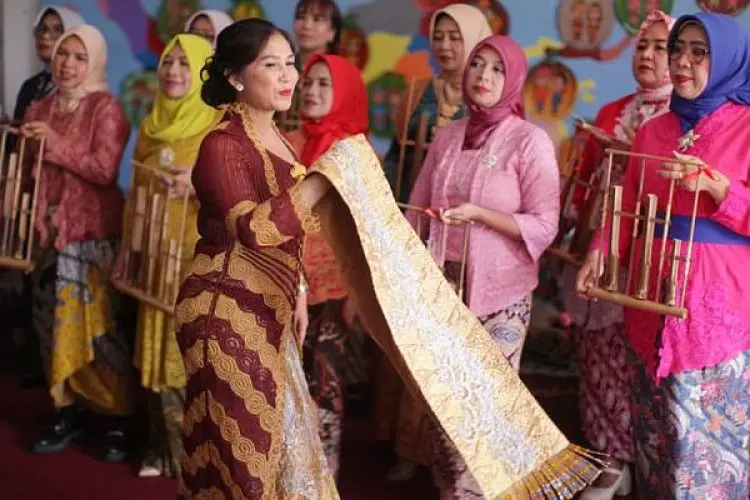 Diiringi Musik Angklung, Lomba Fashion Show Kebaya di Megamendung Ini Diapresiasi Pemprov Jabar