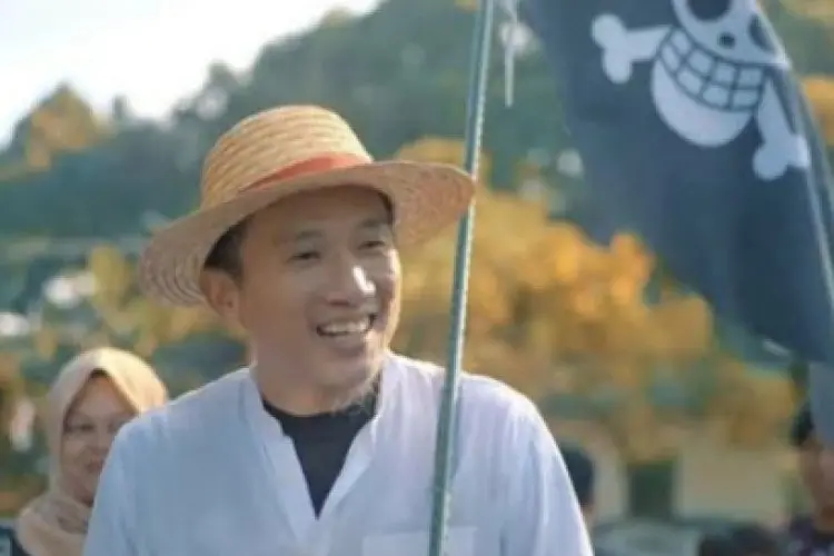 Ustaz Felix Siaw Gelar Eksperimen Sosial Kibarkan Bendera One Piece di Ruang Publik