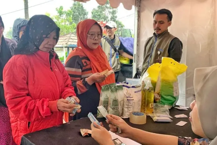 Hujan Deras tak Surutkan Warga Serbu Bazar Murah Bandung