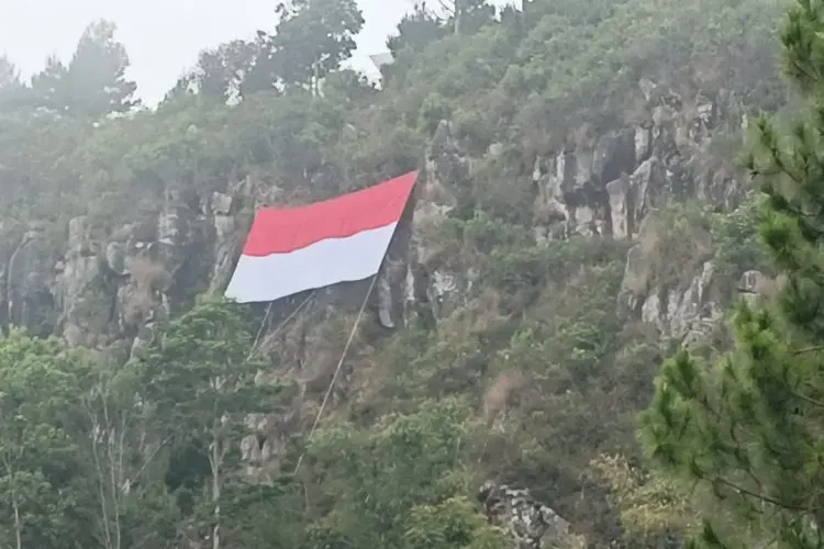 Jadi Saksi Sejarah, Bendera Merah Putih Berukuran Raksasa Berkibar di Gunung Batu Lembang 