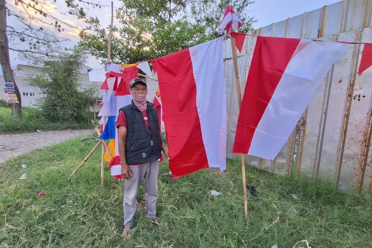 Bertani Sambil Jualan Bendera, Iwan Tak Menyerah di Tengah Sepinya Pasar