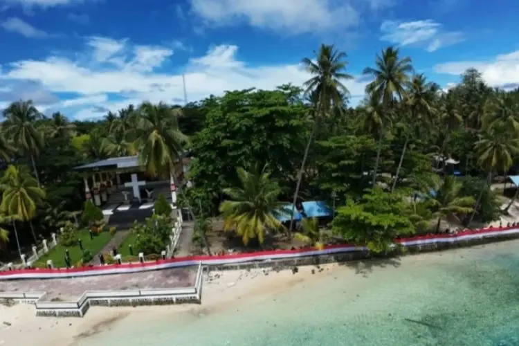 Sambut HUT ke-80 RI, Warga Pulau Mansinam Bentangkan Bendera Merah Putih 80 Meter