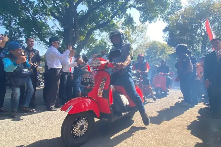 Menyusuri Jalan Cimahi, Ratusan Vespa Klasik Ikuti Konvoi Kirab Merah Putih di Momen HUT ke-80 RI