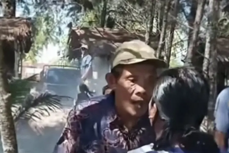 Viral! Wisatawan di Pantai Binasi Panik Usai Ikan Bakar Dirusak Tiga Pria