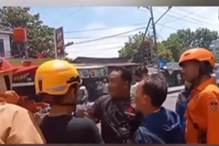 Viral! Petugas Damkar Cirebon Dimaki 'Makan Gaji Buta' Saat Padamkan Kebakaran di Kesambi