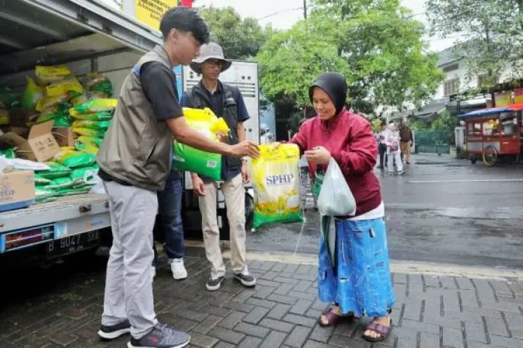 Hujan Deras Tak Halangi Warga Kota Bandung Serbu Bazar Murah