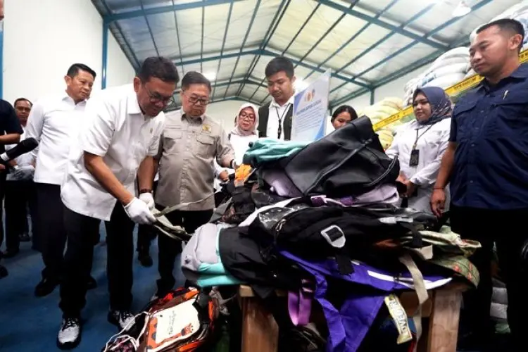 FOTO: Temuan Pakaian Bekas Impor Ilegal di Bandung