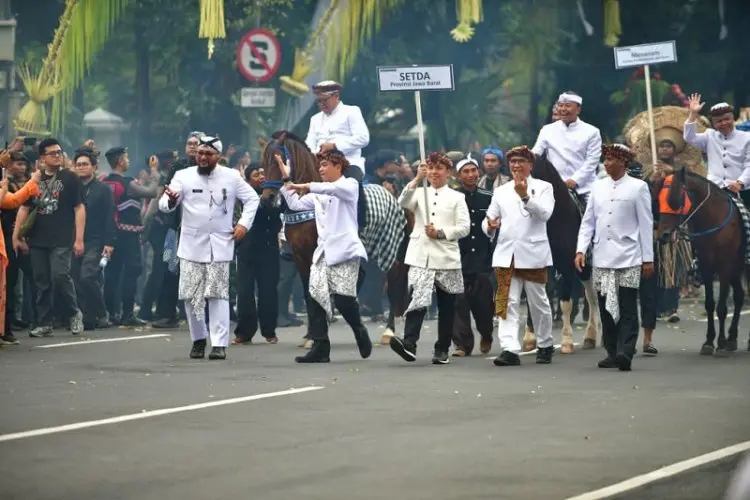 Bikin Dedi Mulyadi Berang di Kirab Budaya HUT Jabar ke 80, Sekda Herman Minta Maaf, Begini Penjelasannya...