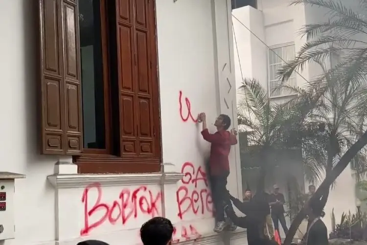 Aksi Demo di Balai Kota diwarnai Aksi Vandalisme Bangunan Cagar Budaya