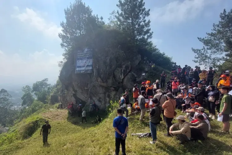 Lewat Geotrack, Puluhan Elemen Masyarakat Mendapat Edukasi di Titik KM 16 Sesar Lembang 