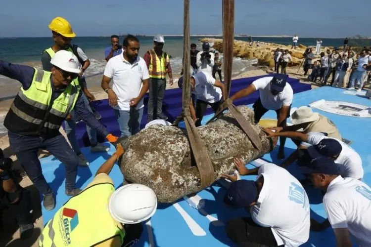 Setelah 25 Tahun, Mesir Angkat Tiga Artefak Raksasa dari Dasar Laut Mediterania